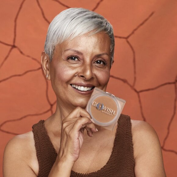 HUDA BEAUTY GloWish Luminous Pressed Powder in LIGHT TAN 07 - Picture 3 of 5